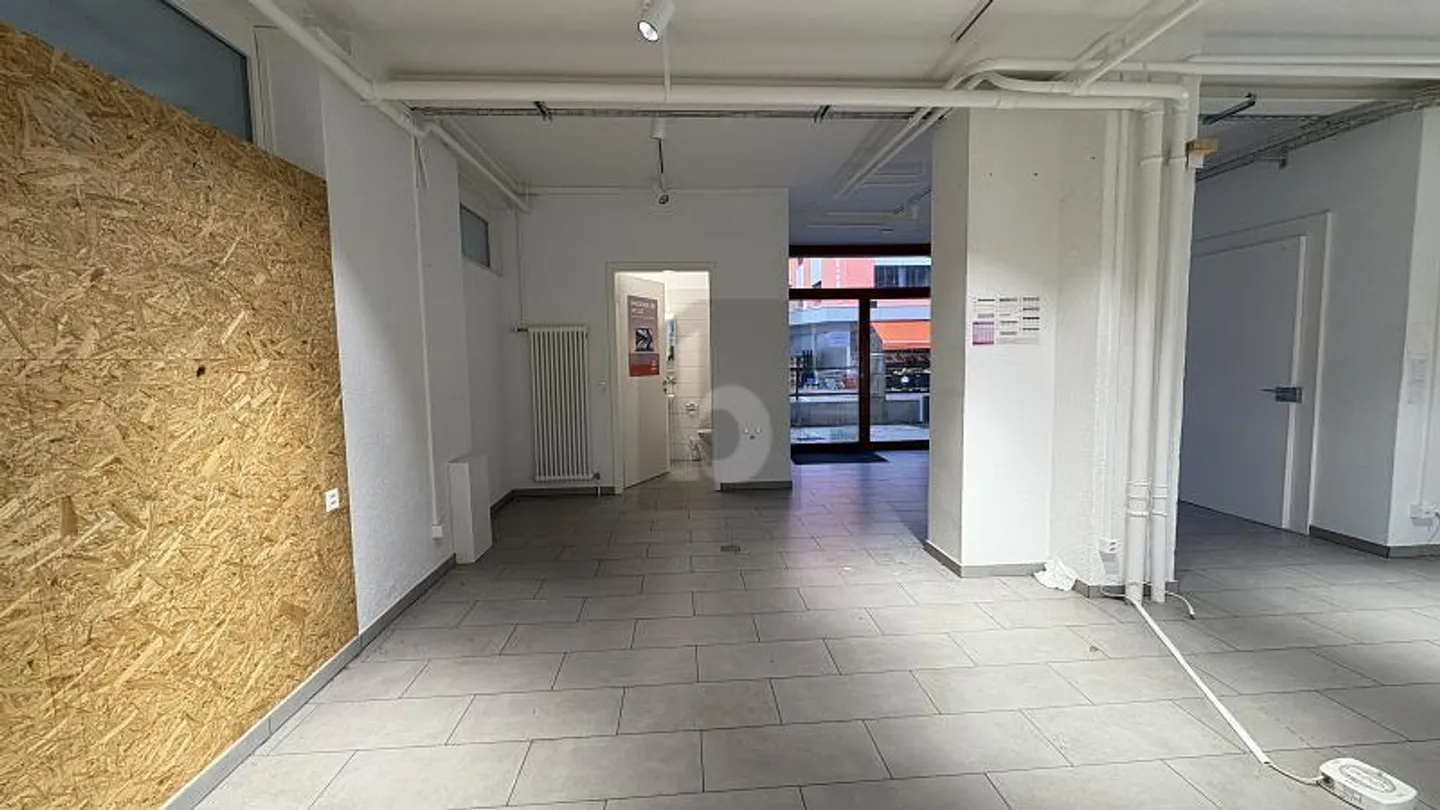 Espace Commercial Spacieux en Ville - Photo 4 sur 6