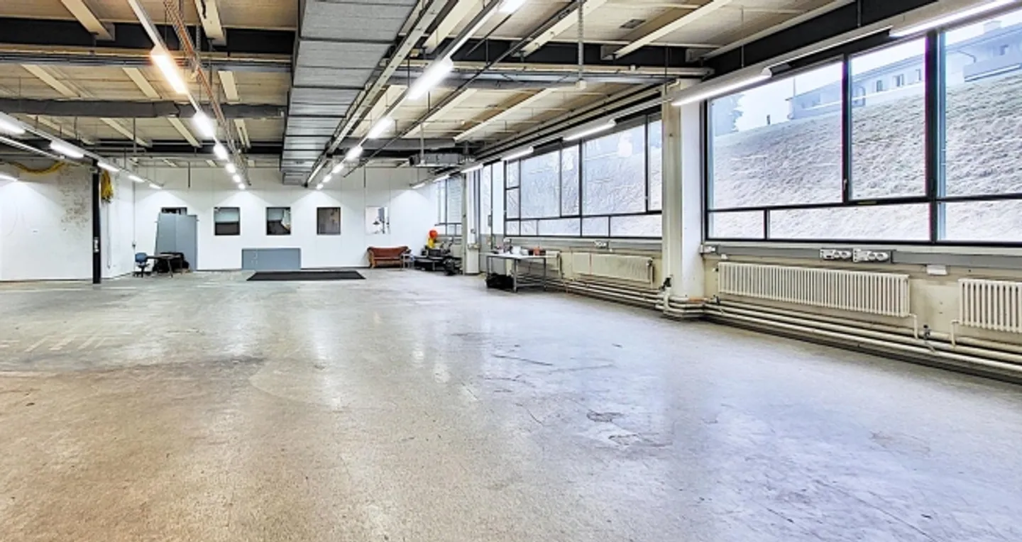 Spacious storage area with 4.6 m ceiling height - approx. 400 m2 in Hombrechtikon - Photo 6 of 6