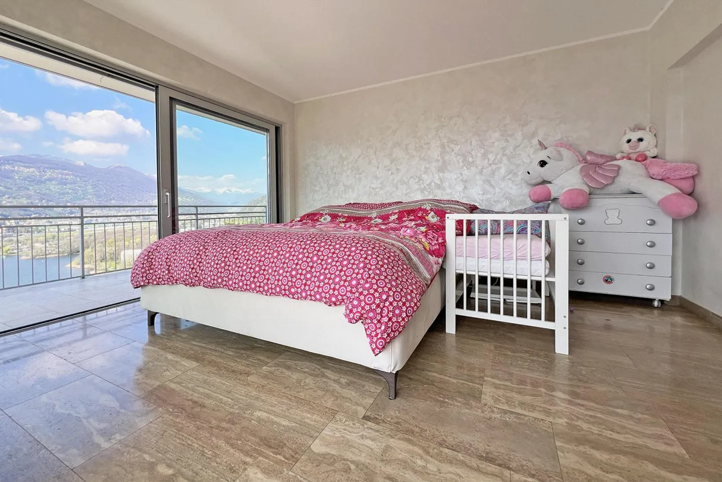 Dachgeschoss-Wohnung mit 4 Zimmern, Dachterrasse und Seeblick in Collina d'Oro - Foto 9 von 10