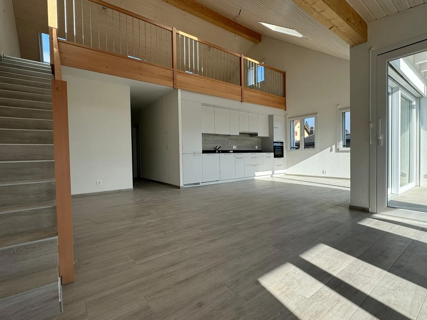 Magnificent penthouse with superb view, large mezzanine and nearby transport - Photo 4 of 13