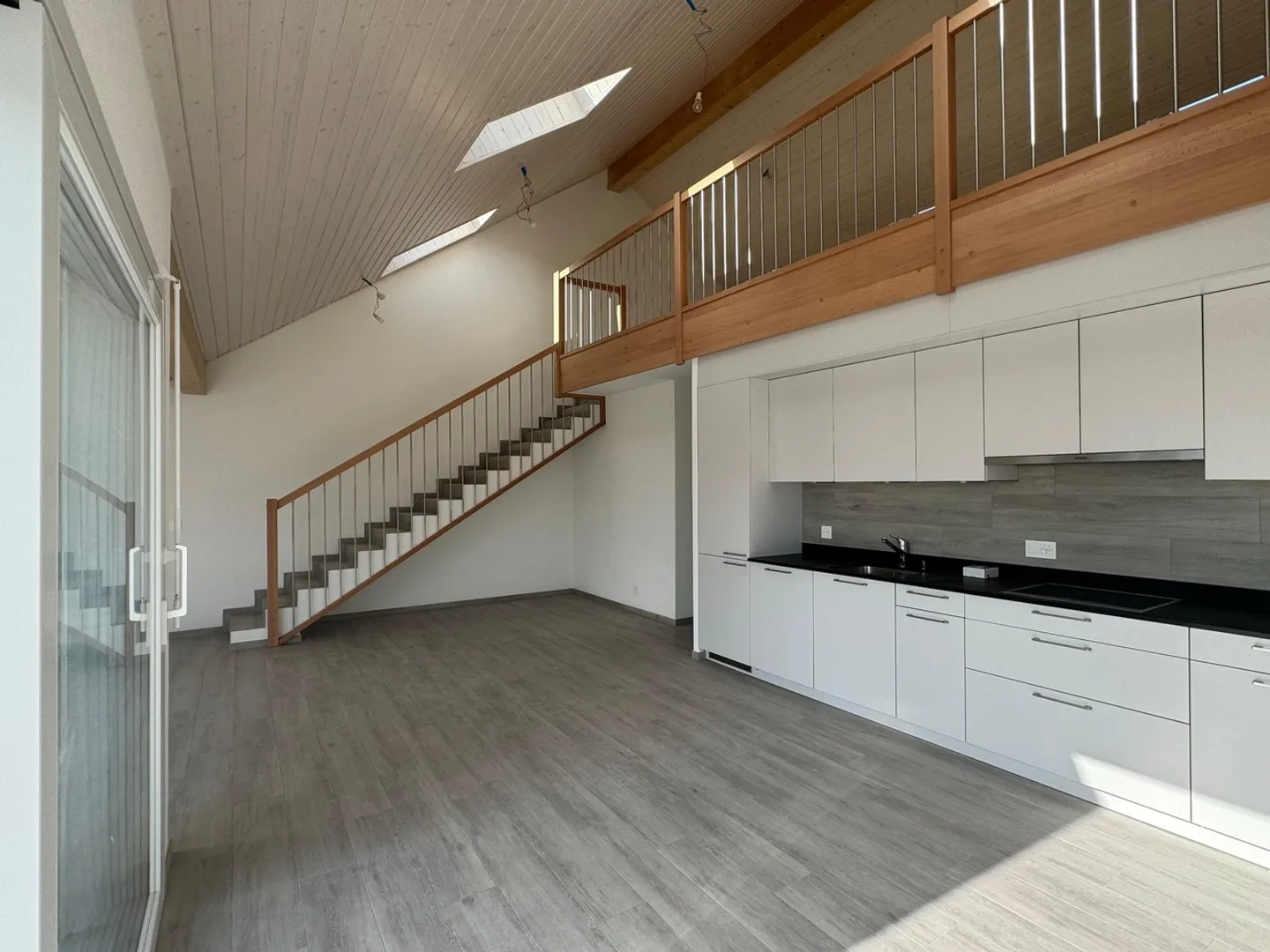 Magnificent penthouse with superb view, large mezzanine and nearby transport - Photo 5 of 13