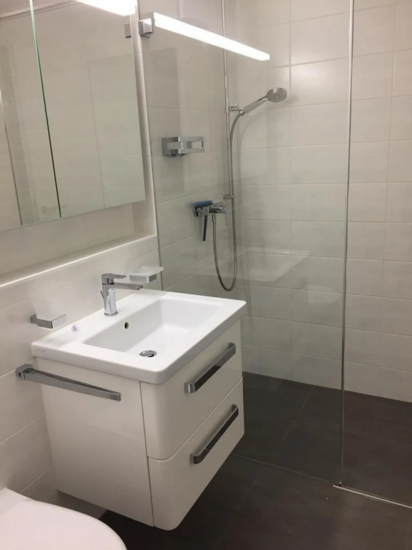 Modern Apartment - Photo 3 of 10