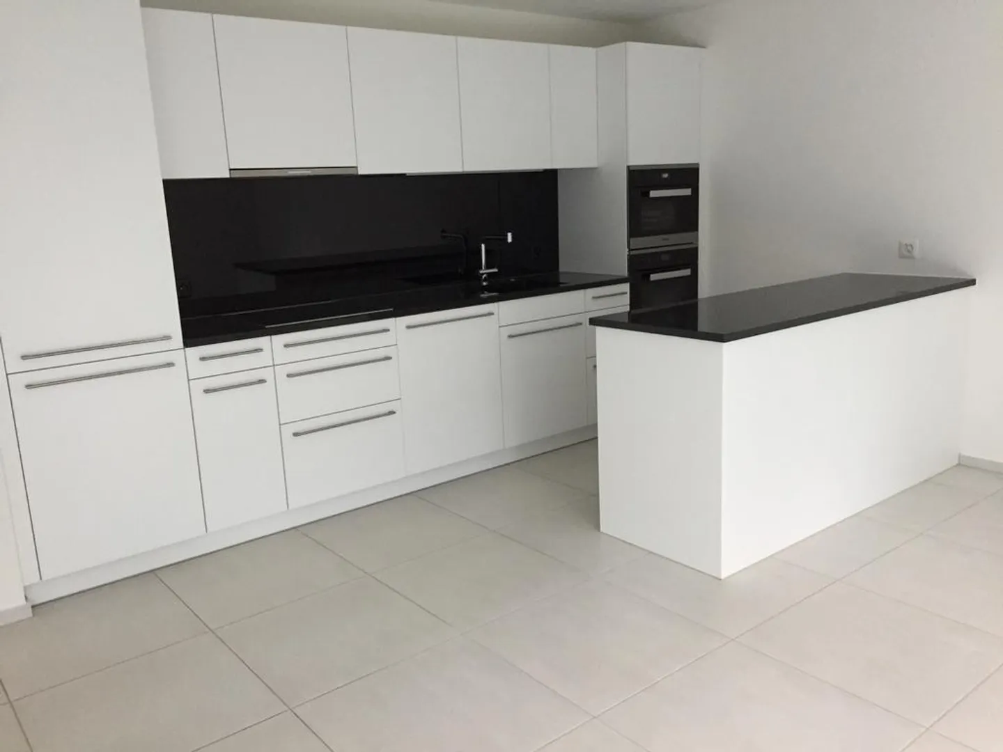 Modern Apartment - Photo 8 of 10