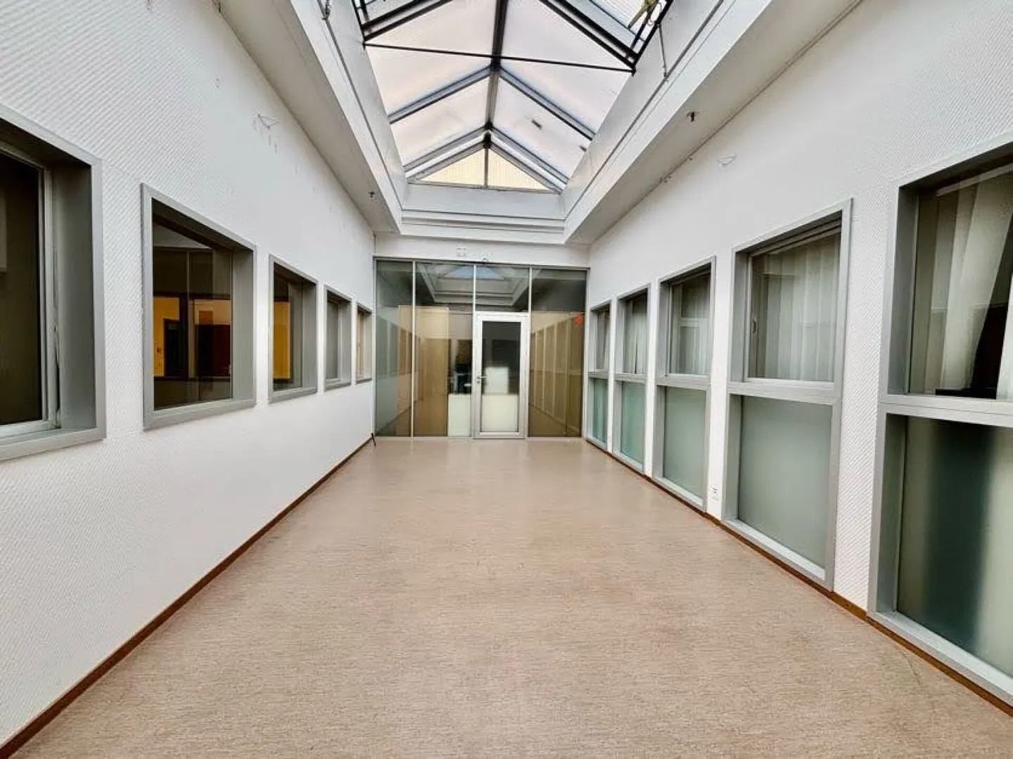 Le-Mont in Budron, Very Cheap and Well-Maintained Offices (for rent or purchase) - Photo 8 of 9