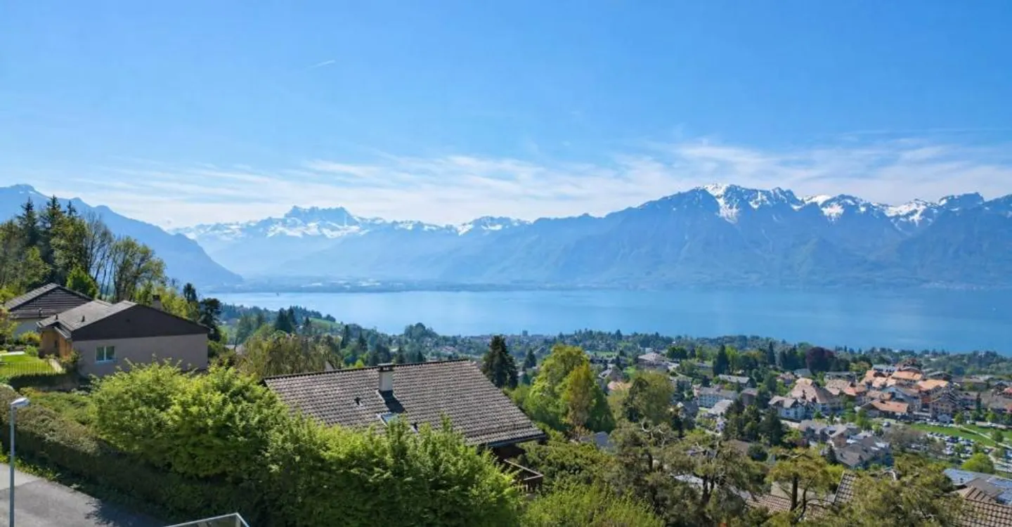 Schöne Familienvilla mit Panoramablick auf den See und die Alpen - Foto 4 von 12