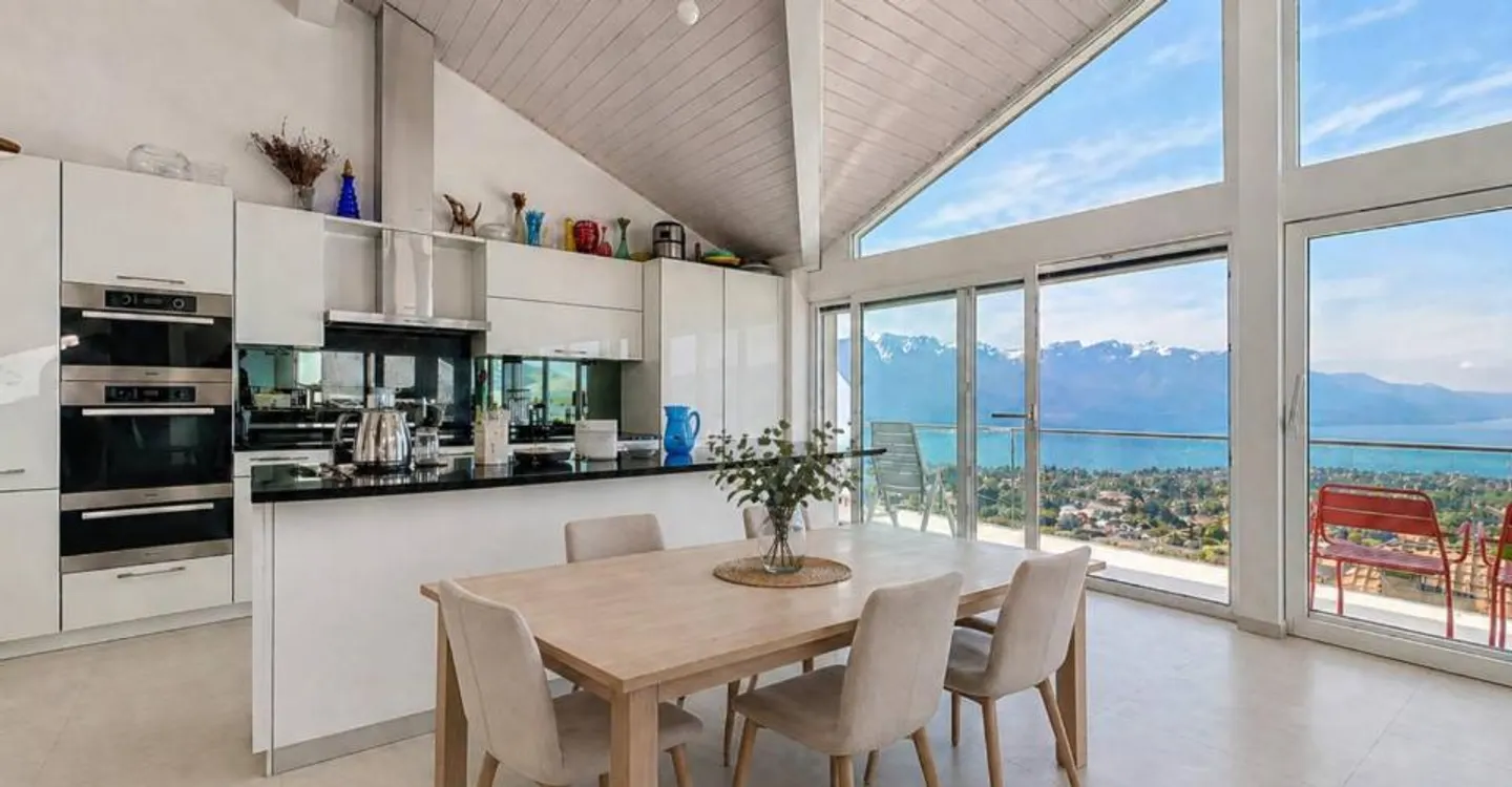 Schöne Familienvilla mit Panoramablick auf den See und die Alpen - Foto 3 von 12