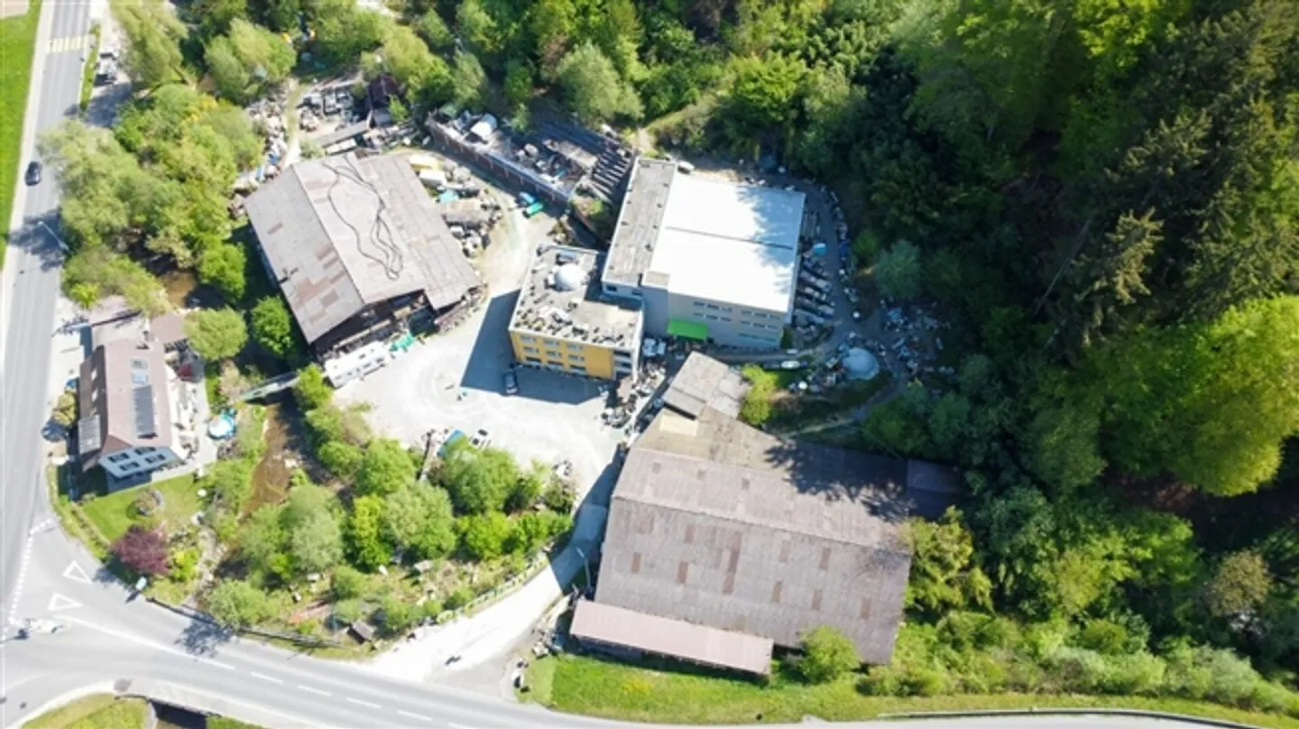 «Grosses Gewerbegrundstück mit diversen Gebäuden» - Foto 4 von 8