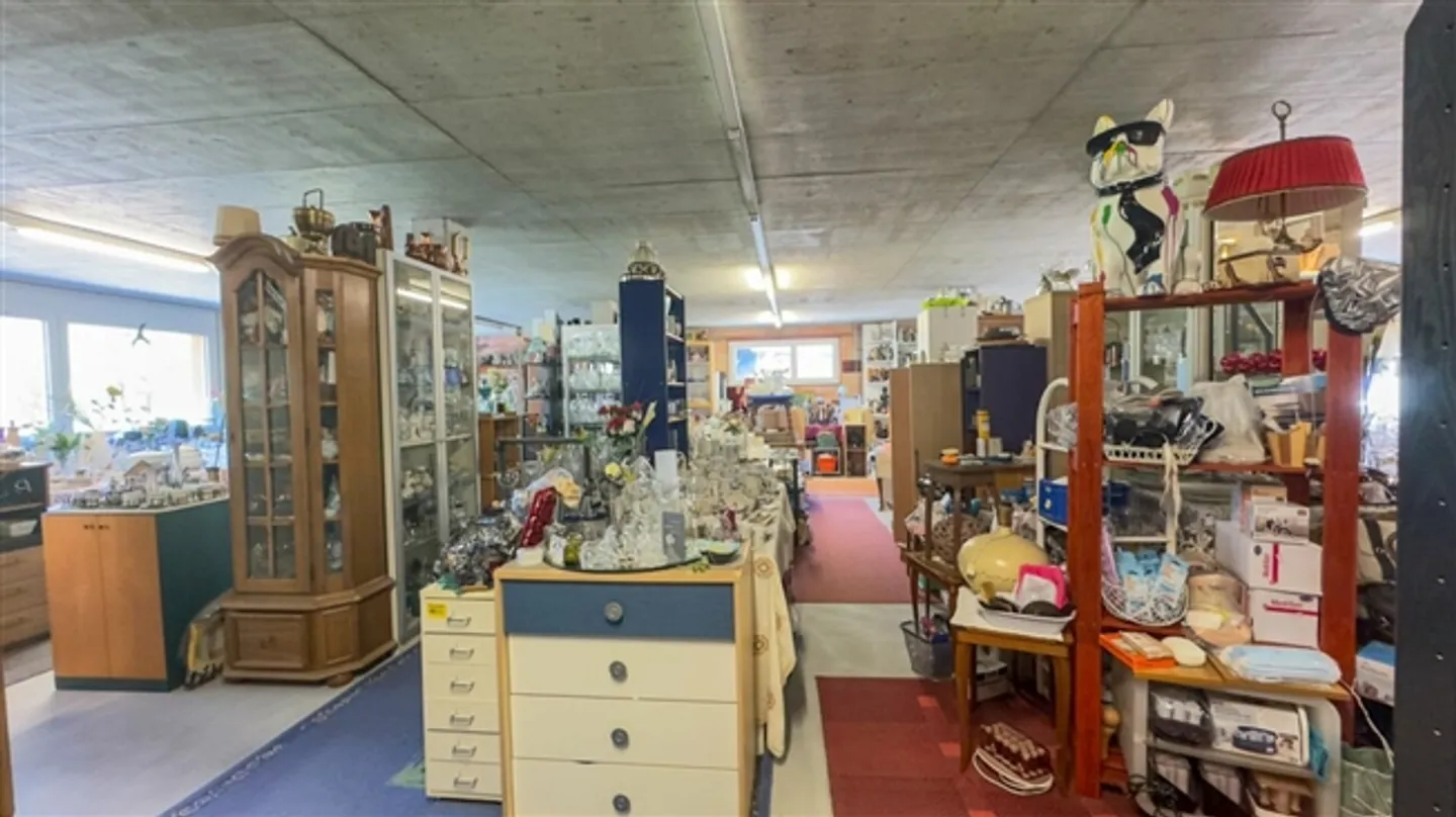 «Grosses Gewerbegrundstück mit diversen Gebäuden» - Foto 5 von 8