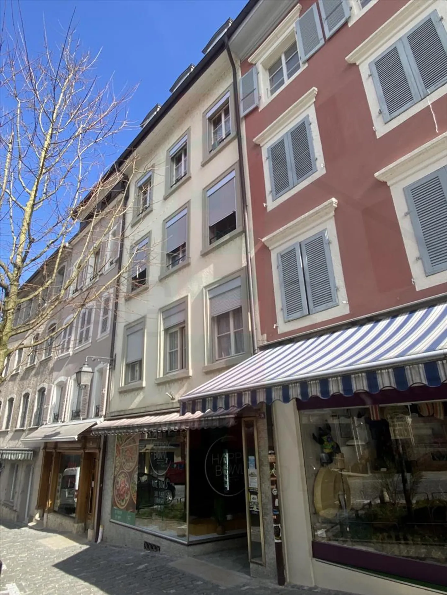 Mixed-use building for sale - Photo 1 of 12