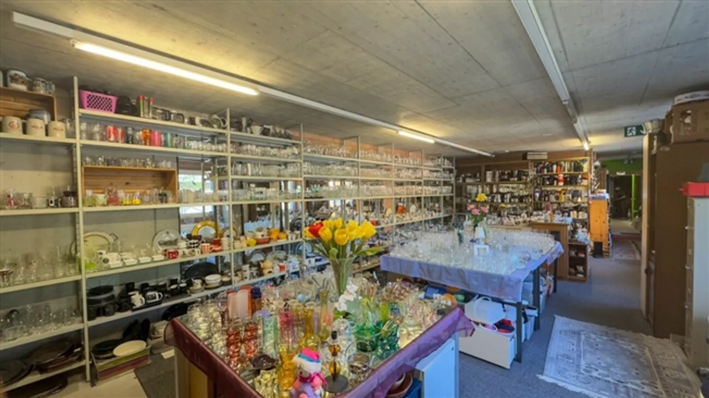 «Grosses Gewerbegrundstück mit diversen Gebäuden» - Foto 6 von 8