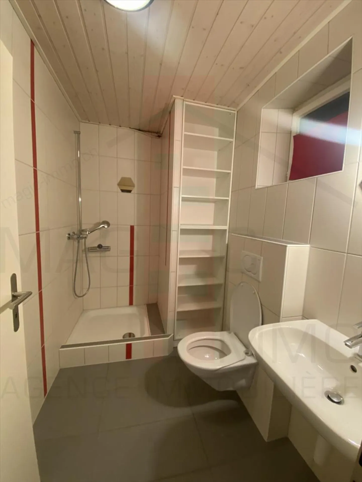 Mixed-use building for sale - Photo 11 of 12