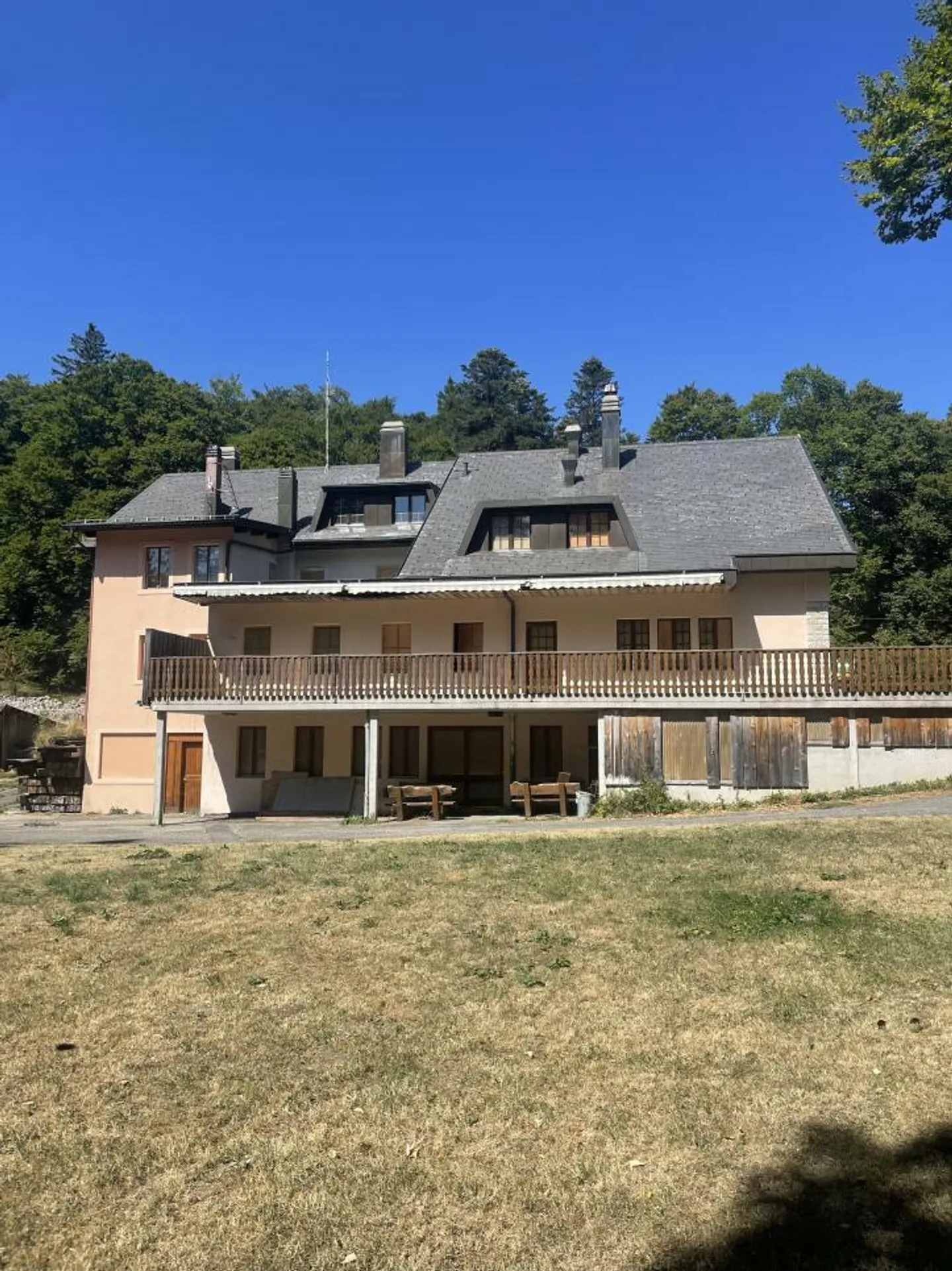 Mixed-use building for sale - Photo 1 of 11
