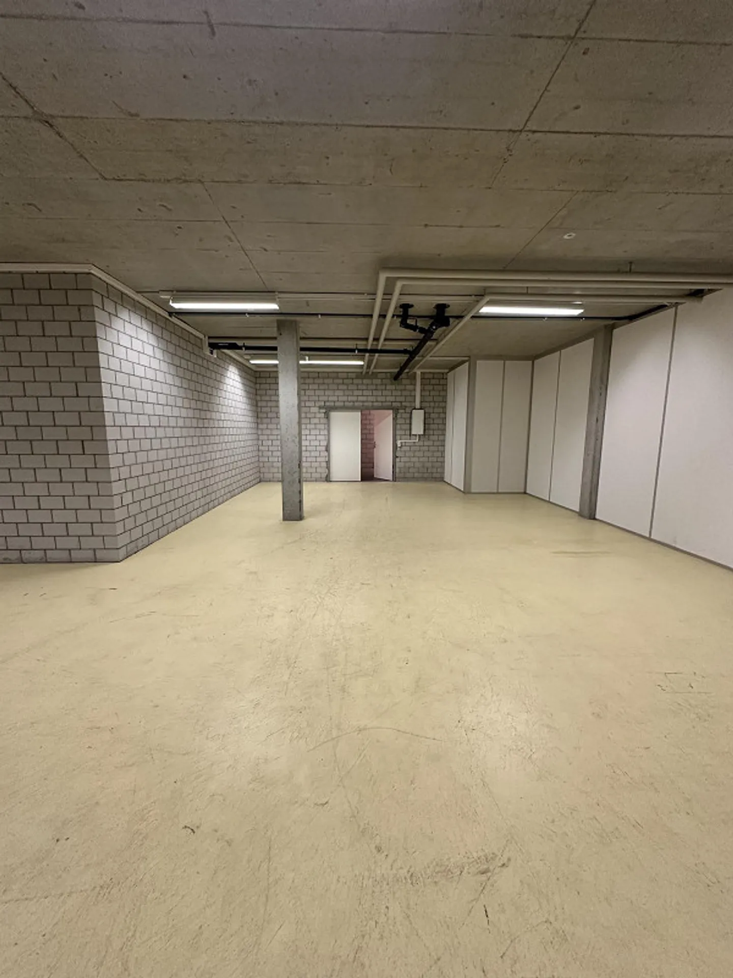 Espace commercial dans une zone industrielle - Photo 7 sur 9