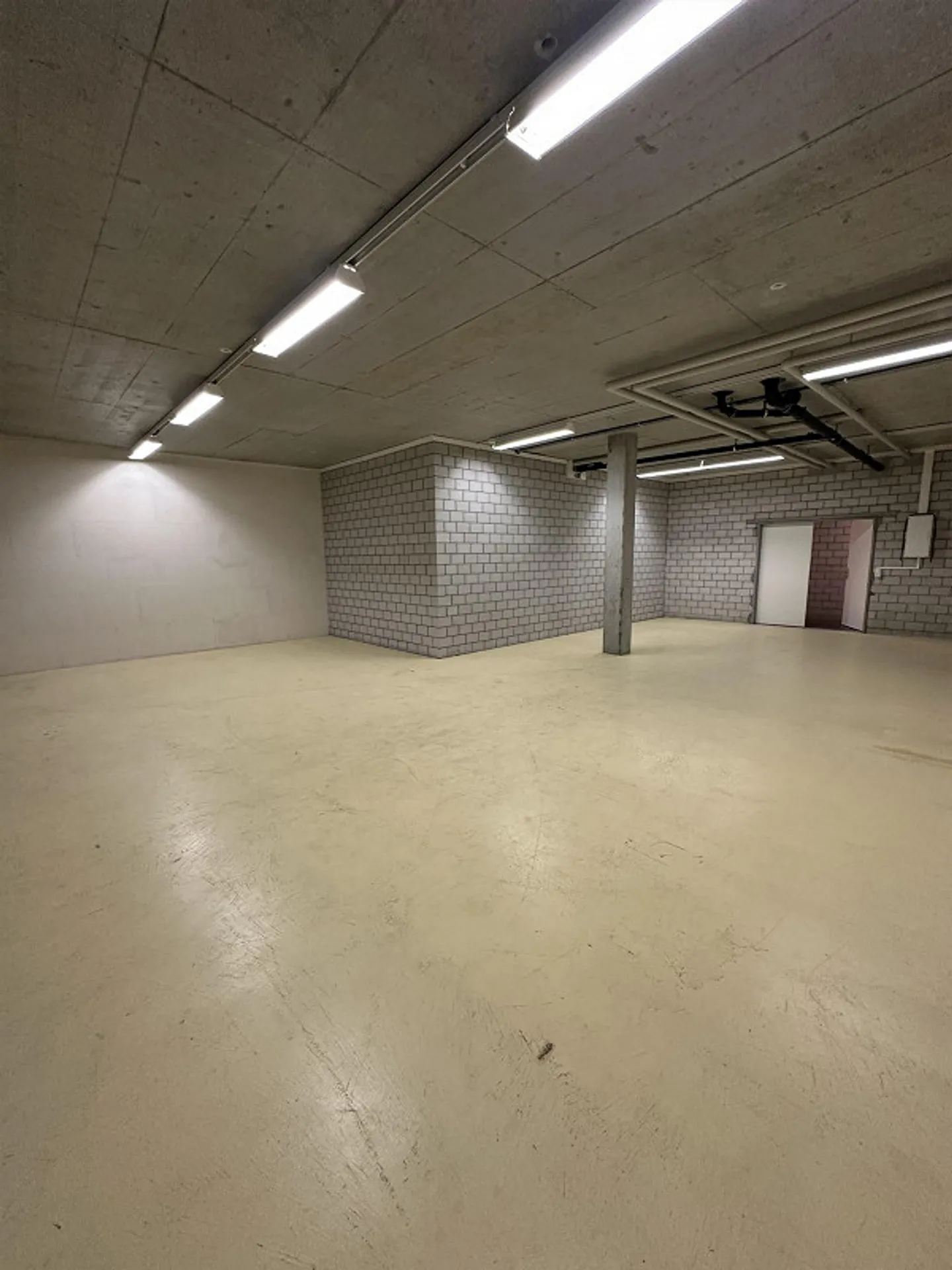 Espace commercial dans une zone industrielle - Photo 8 sur 9