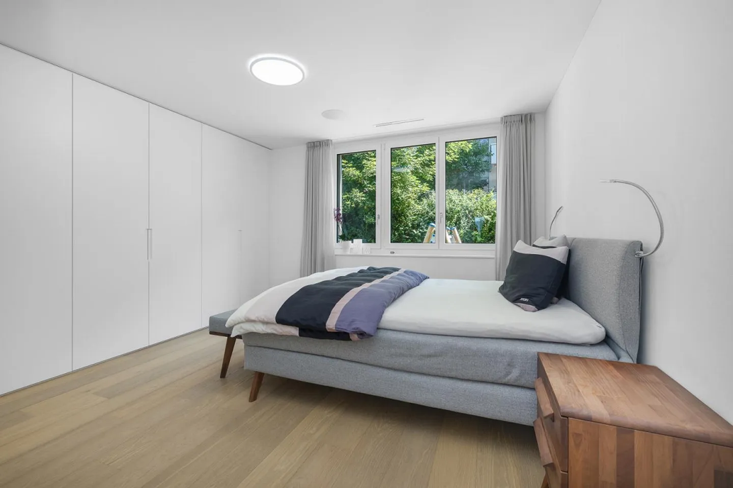 Exclusive Location, Stylish Ambiance - Photo 4 of 9