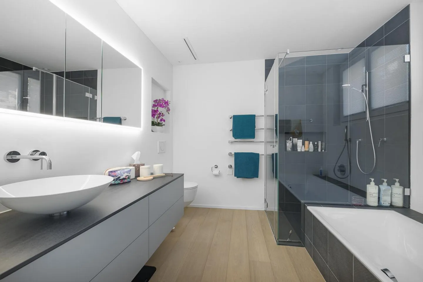 Exclusive Location, Stylish Ambiance - Photo 5 of 9