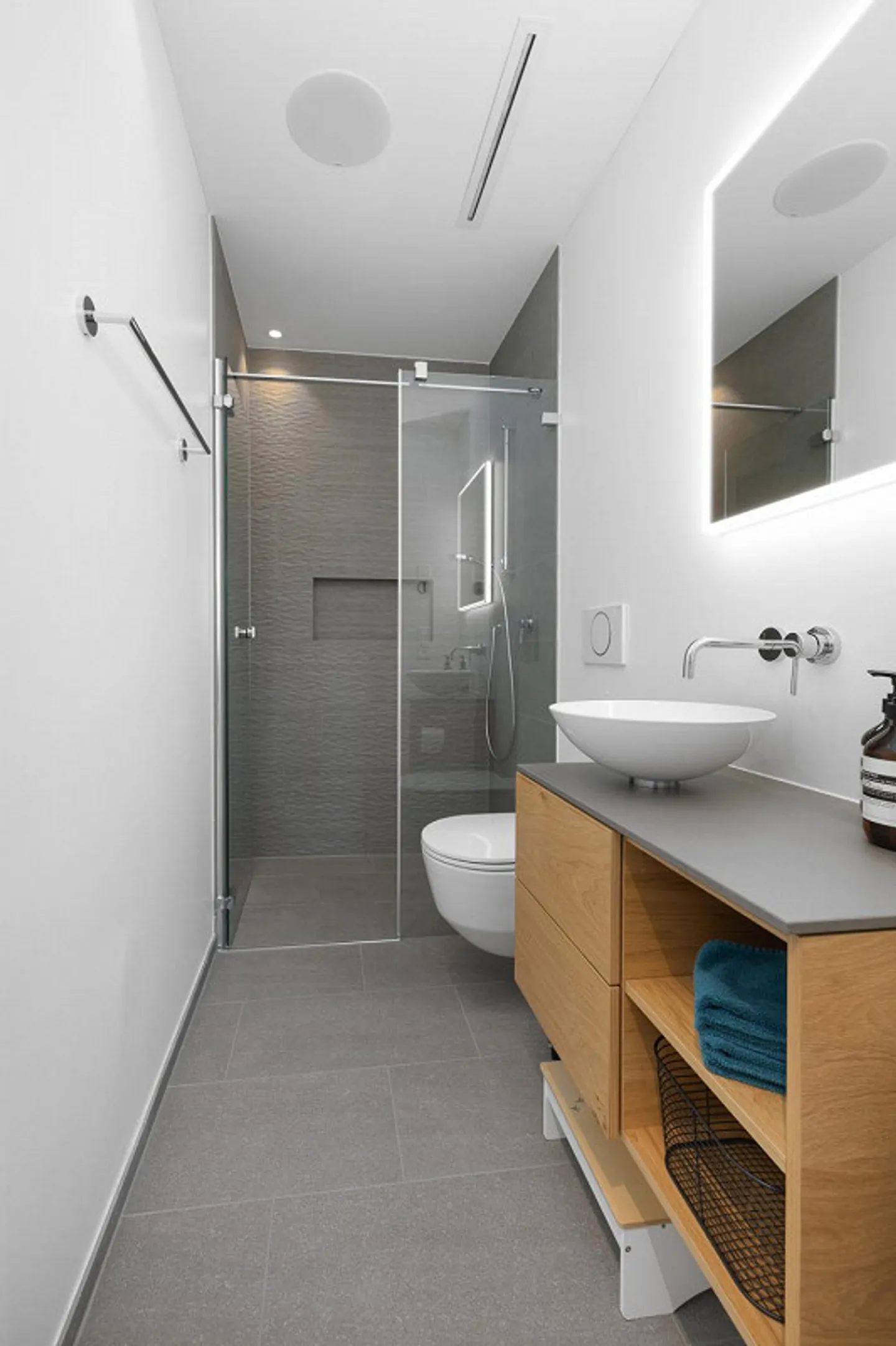 Exclusive Location, Stylish Ambiance - Photo 6 of 9