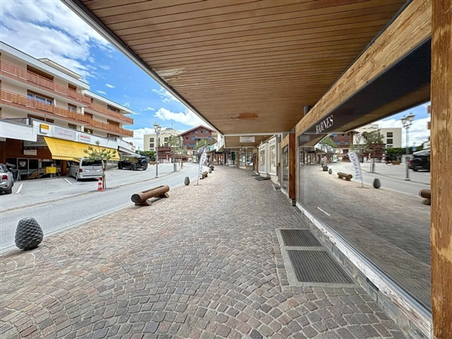 Beautiful 70 m2 passage in an ideal location in Crans-Montana - Photo 2 of 5