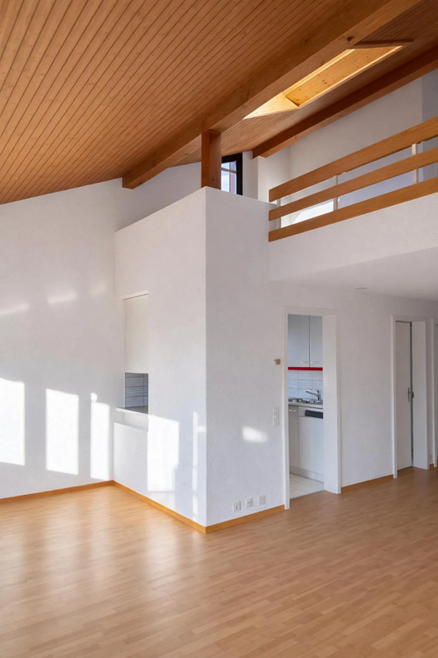 Bright maisonette apartment with gallery and balcony in the green - Photo 2 of 15