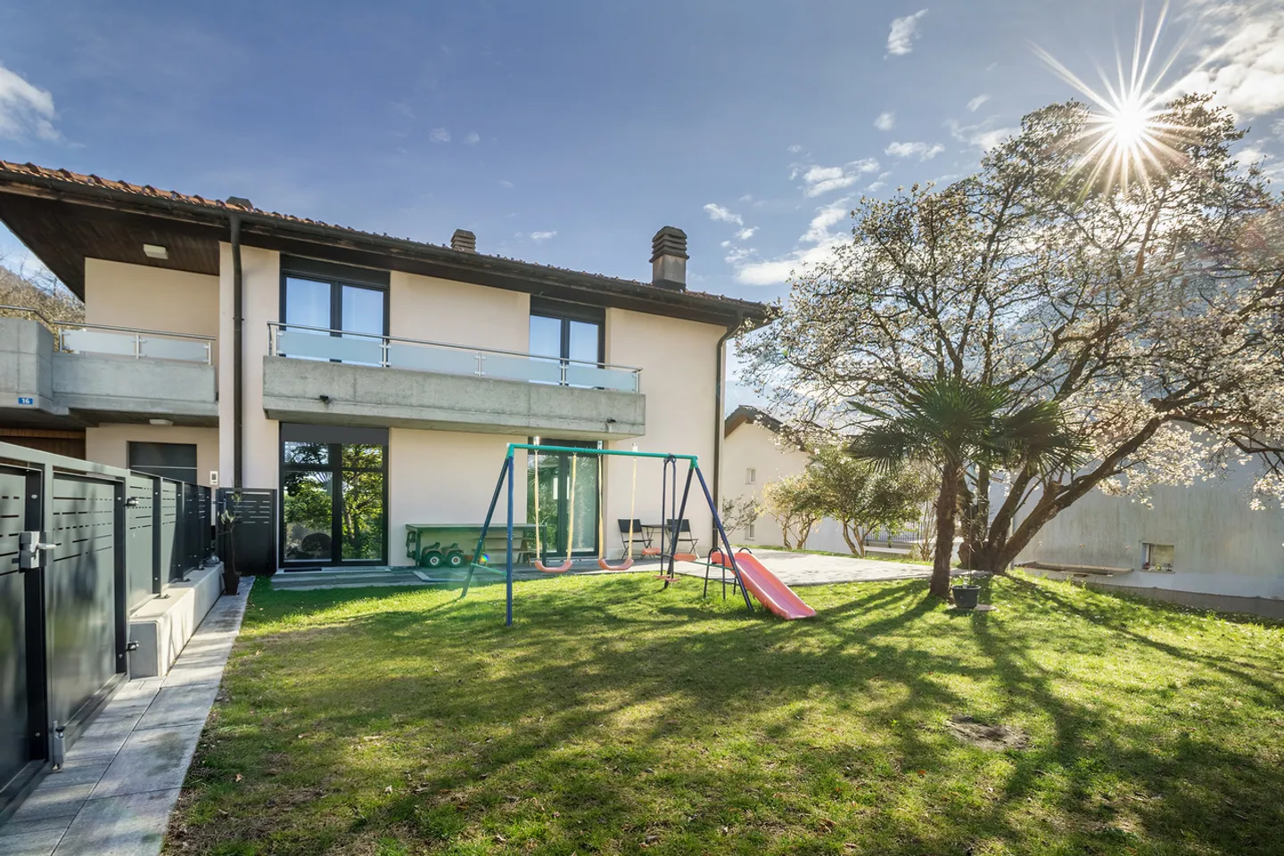 Casa unifamiliare ristrutturata con stile - Foto 1 di 7