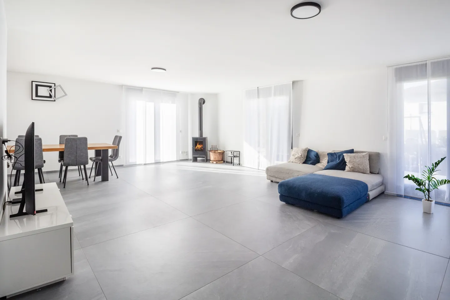 Casa unifamiliare ristrutturata con stile - Foto 2 di 7