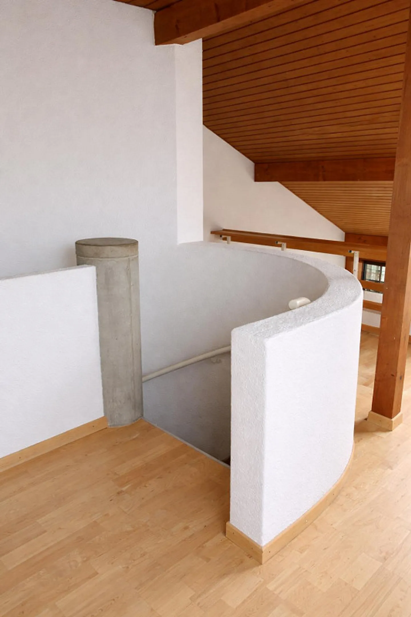 Bright maisonette apartment with gallery and balcony in the green - Photo 9 of 15