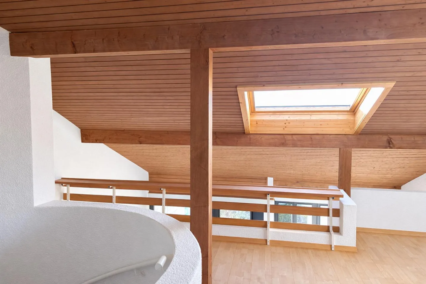 Bright maisonette apartment with gallery and balcony in the green - Photo 8 of 15