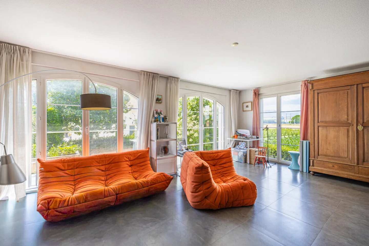 DOPPELHAUSHÄLFTE 5,5 ZIMMER PERFEKT GELEGEN IN CHAVORNAY! - Foto 2 von 13