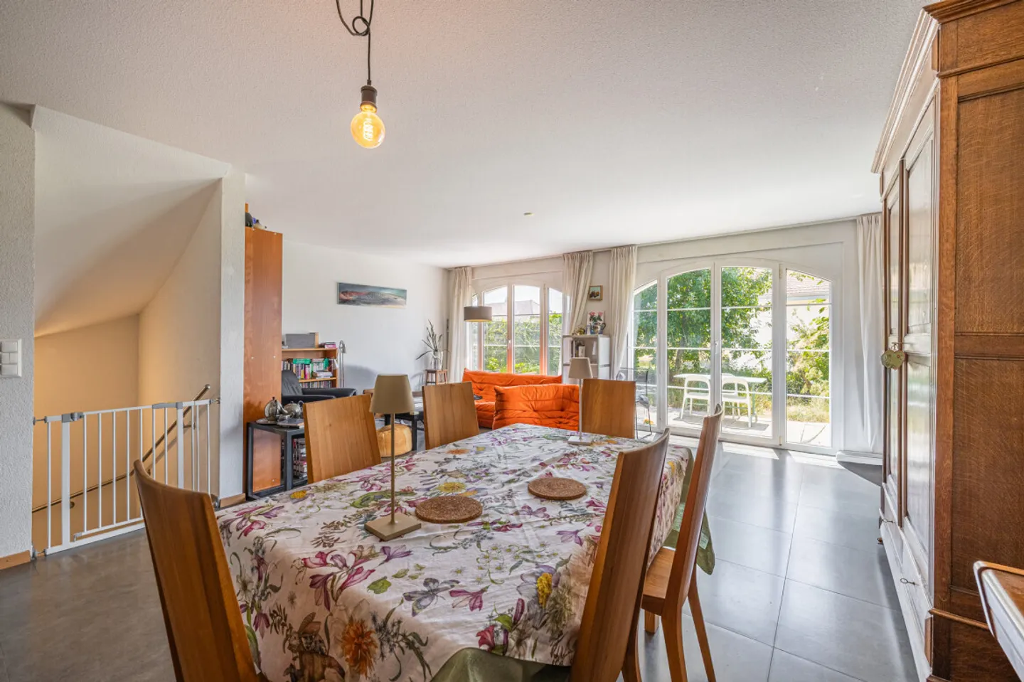 DOPPELHAUSHÄLFTE 5,5 ZIMMER PERFEKT GELEGEN IN CHAVORNAY! - Foto 1 von 13
