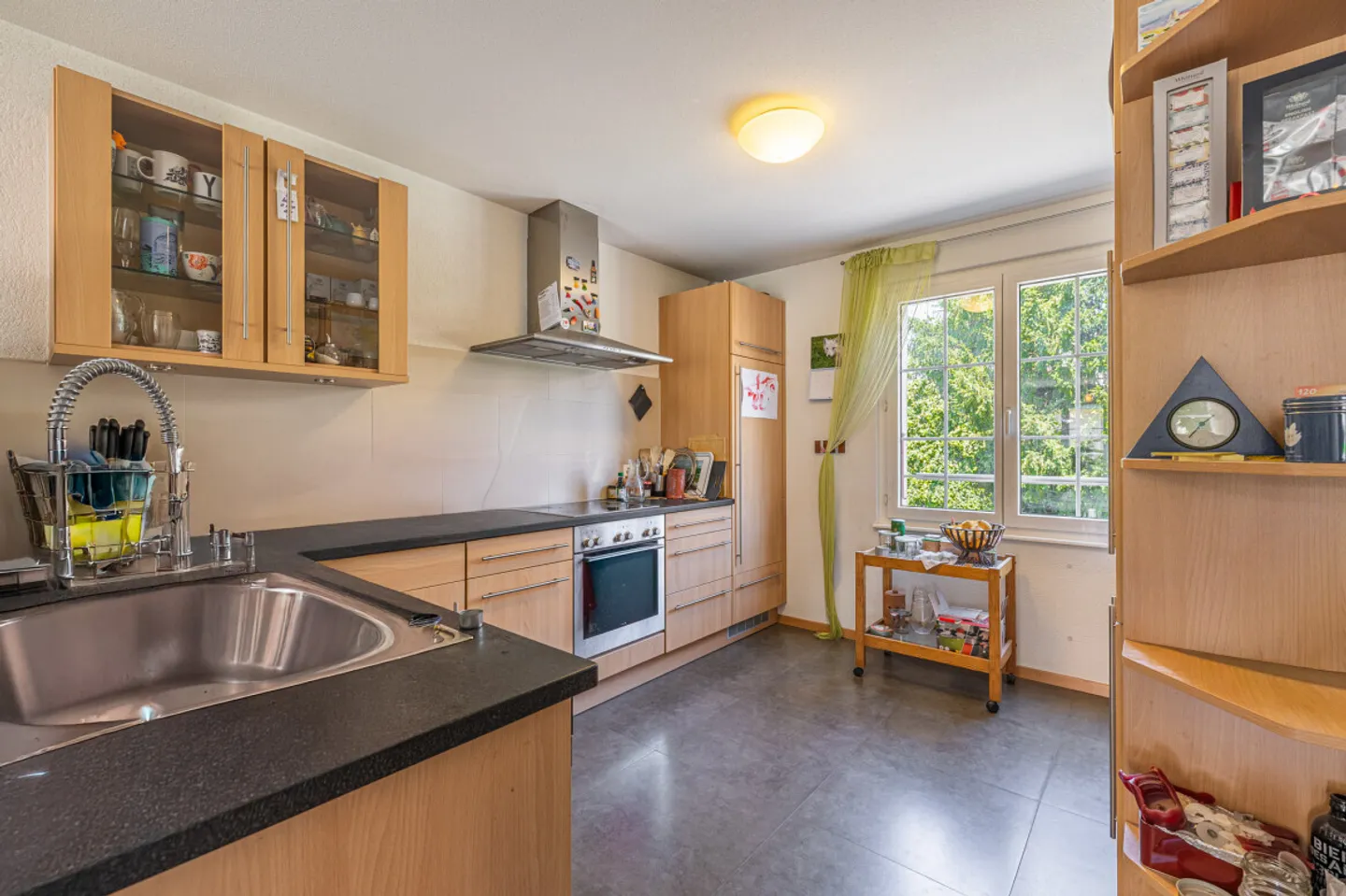 DOPPELHAUSHÄLFTE 5,5 ZIMMER PERFEKT GELEGEN IN CHAVORNAY! - Foto 3 von 13