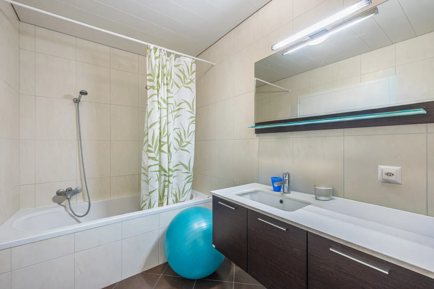 DOPPELHAUSHÄLFTE 5,5 ZIMMER PERFEKT GELEGEN IN CHAVORNAY! - Foto 7 von 13