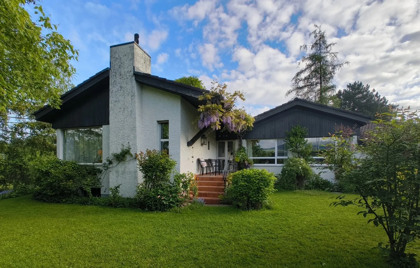 Detached single-family house with garden - Photo 1 of 12
