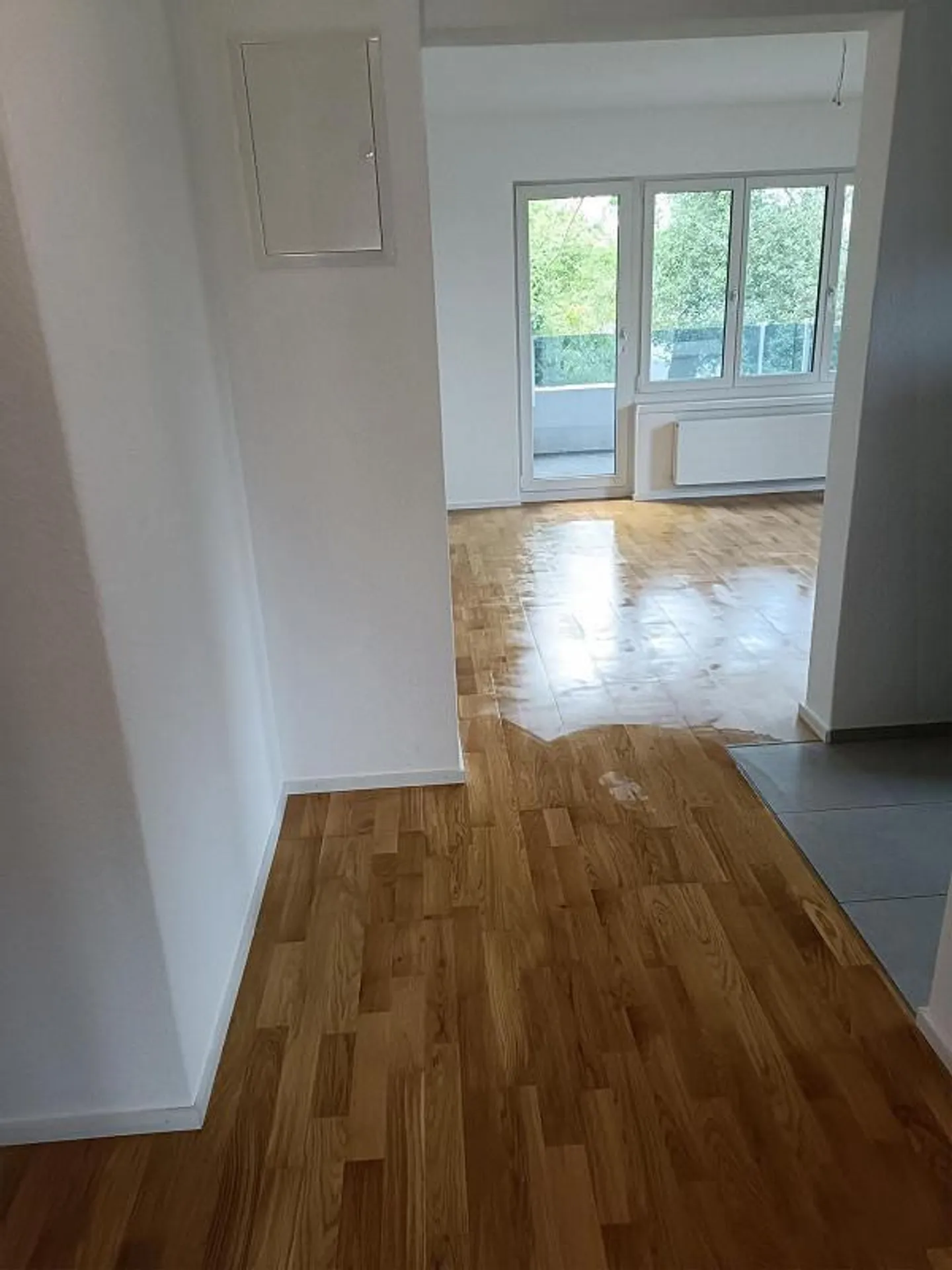 Modern and bright 3-room apartment with balcony - Photo 3 of 7