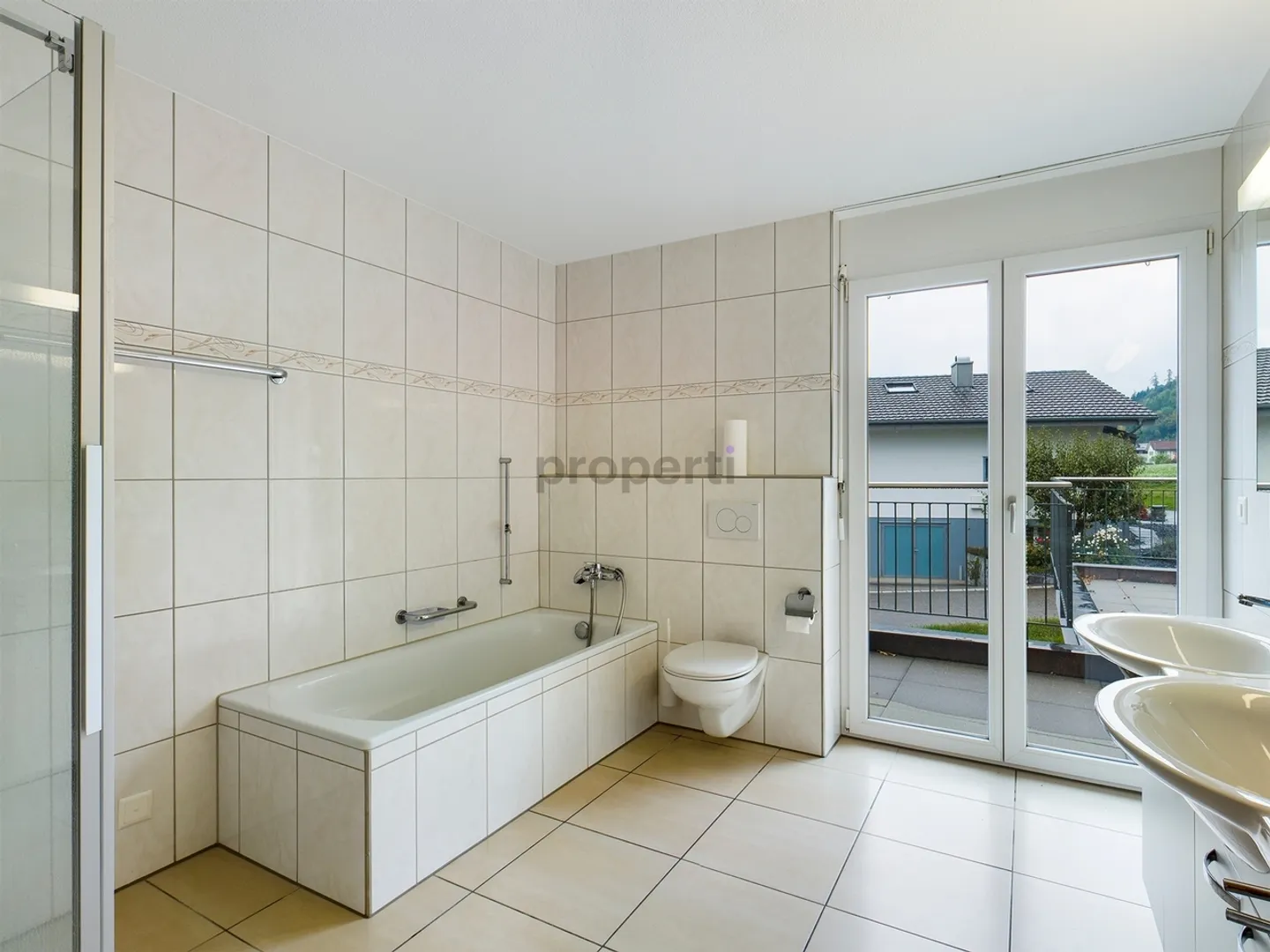 Spacious Family Living with Garden - Photo 8 of 11