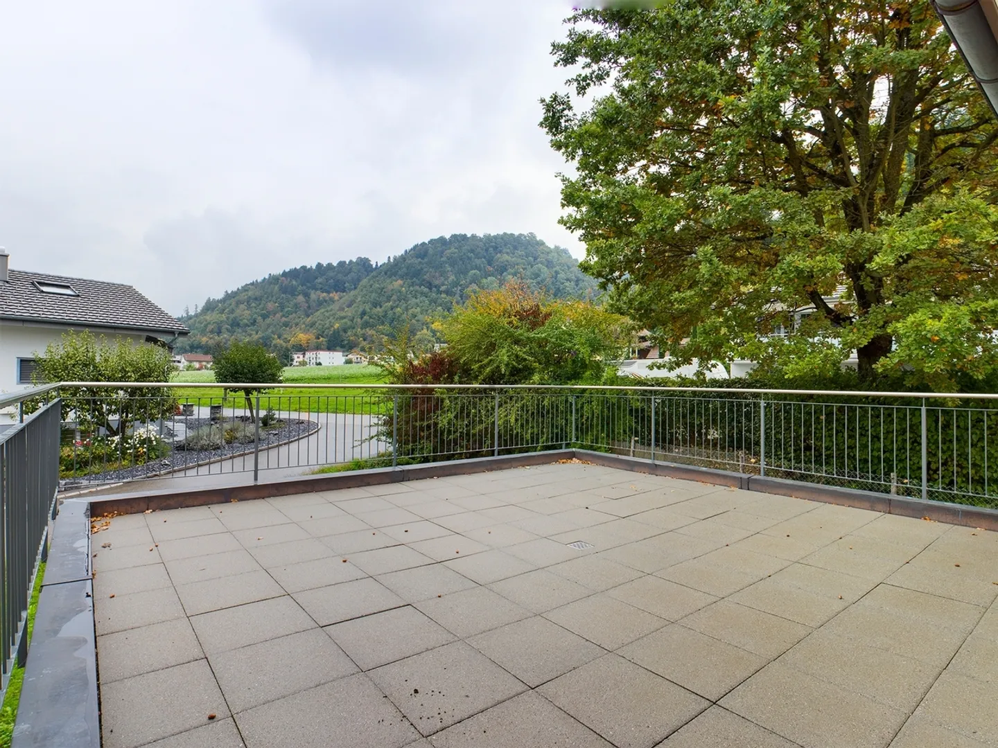 Spacious Family Living with Garden - Photo 10 of 11