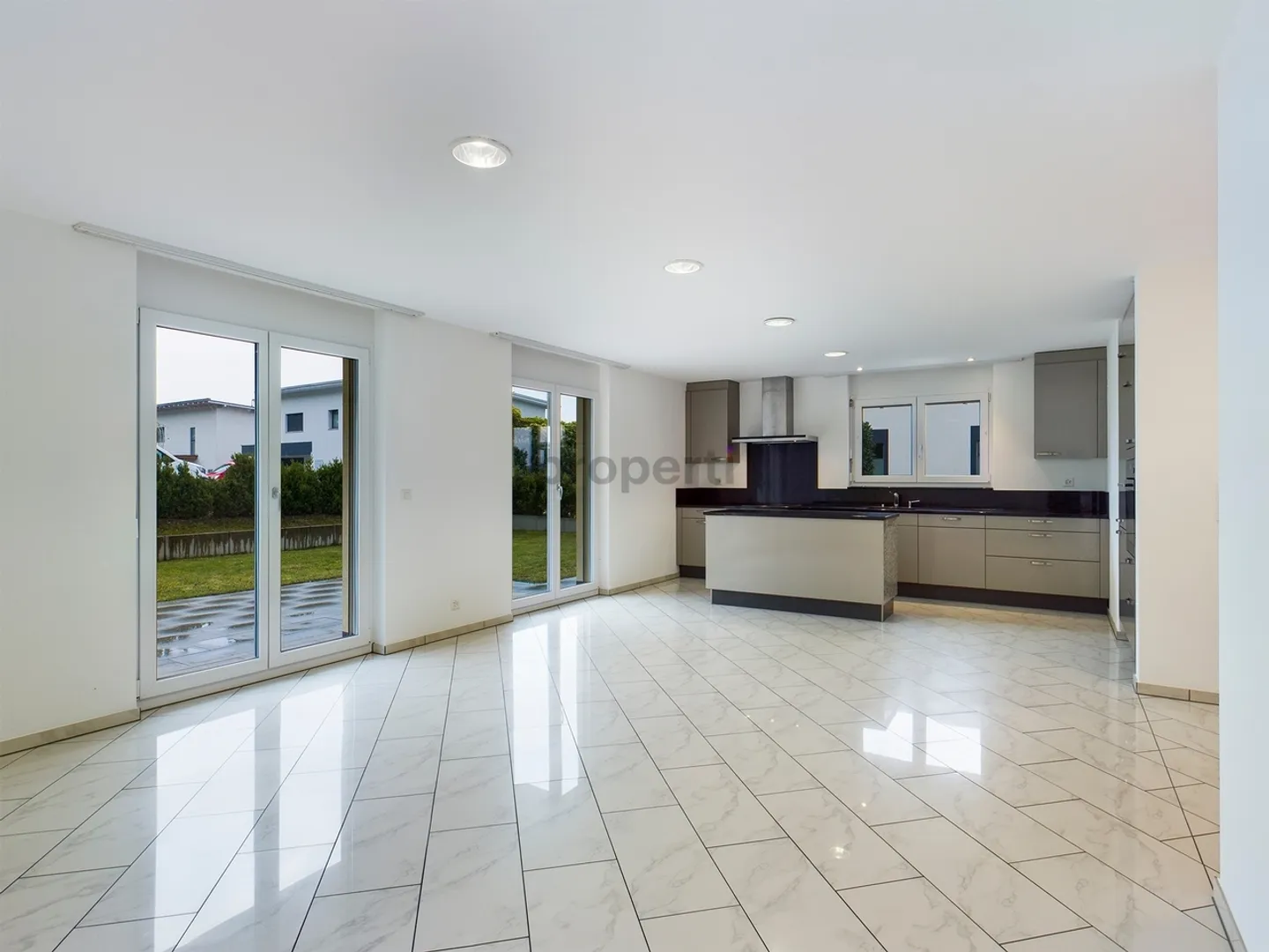 Spacious Family Living with Garden - Photo 2 of 11