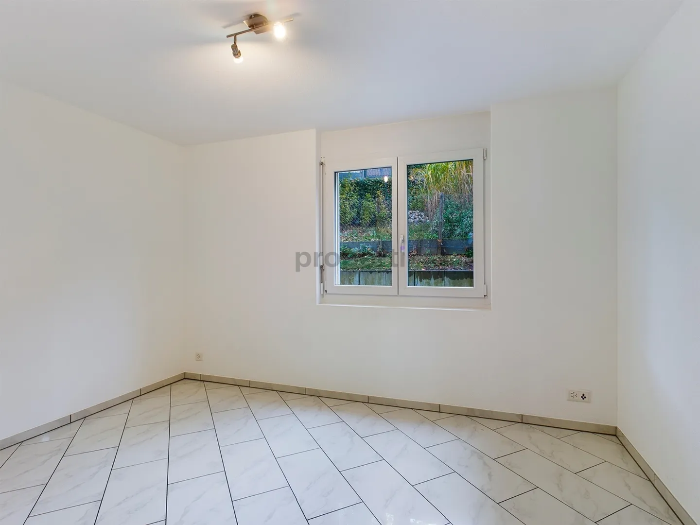 Spacious Family Living with Garden - Photo 5 of 11