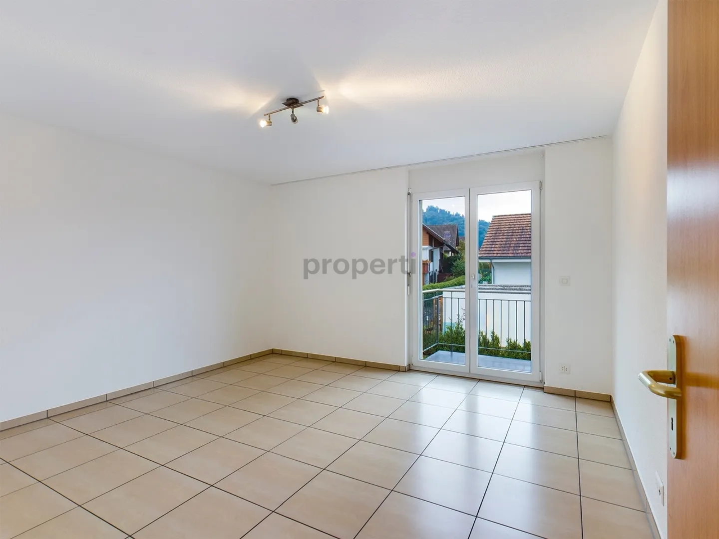 Spacious Family Living with Garden - Photo 7 of 11