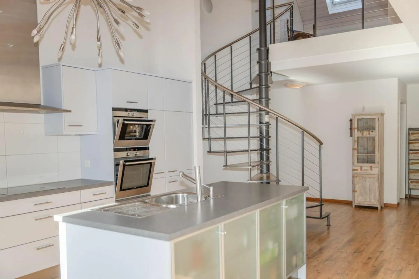 Stylish duplex in the heart of Bubikon - Photo 5 of 16