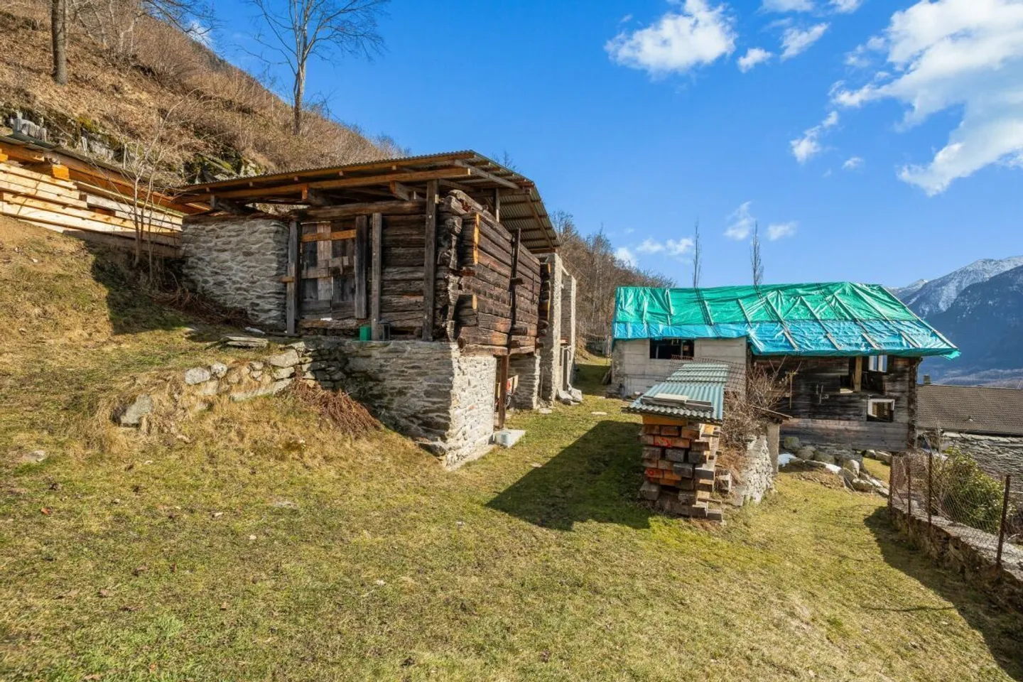 Tessiner Ensemble mit 8'475 m² Land - Foto 1 von 24