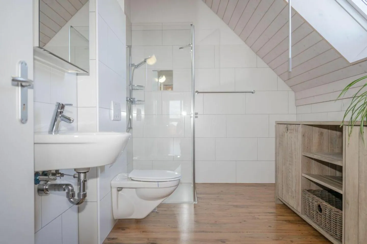 Stylish duplex in the heart of Bubikon - Photo 9 of 16