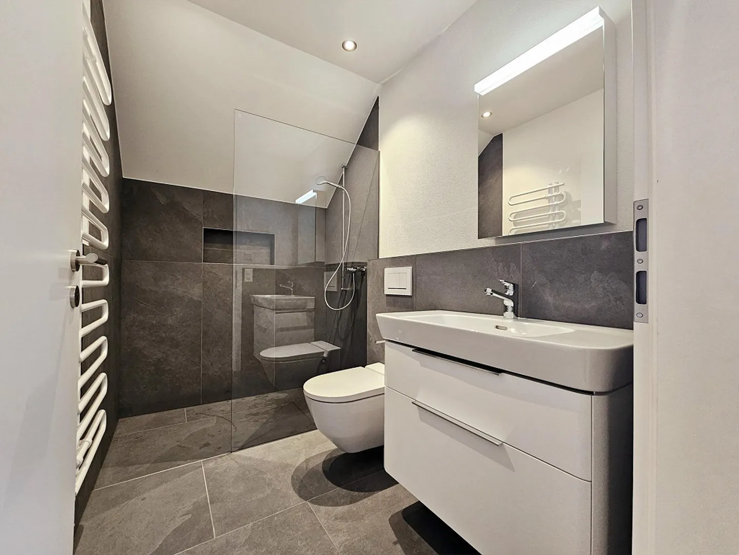 Appartement moderne de 3.5 pièces - avec grande terrasse! - Photo 3 sur 12