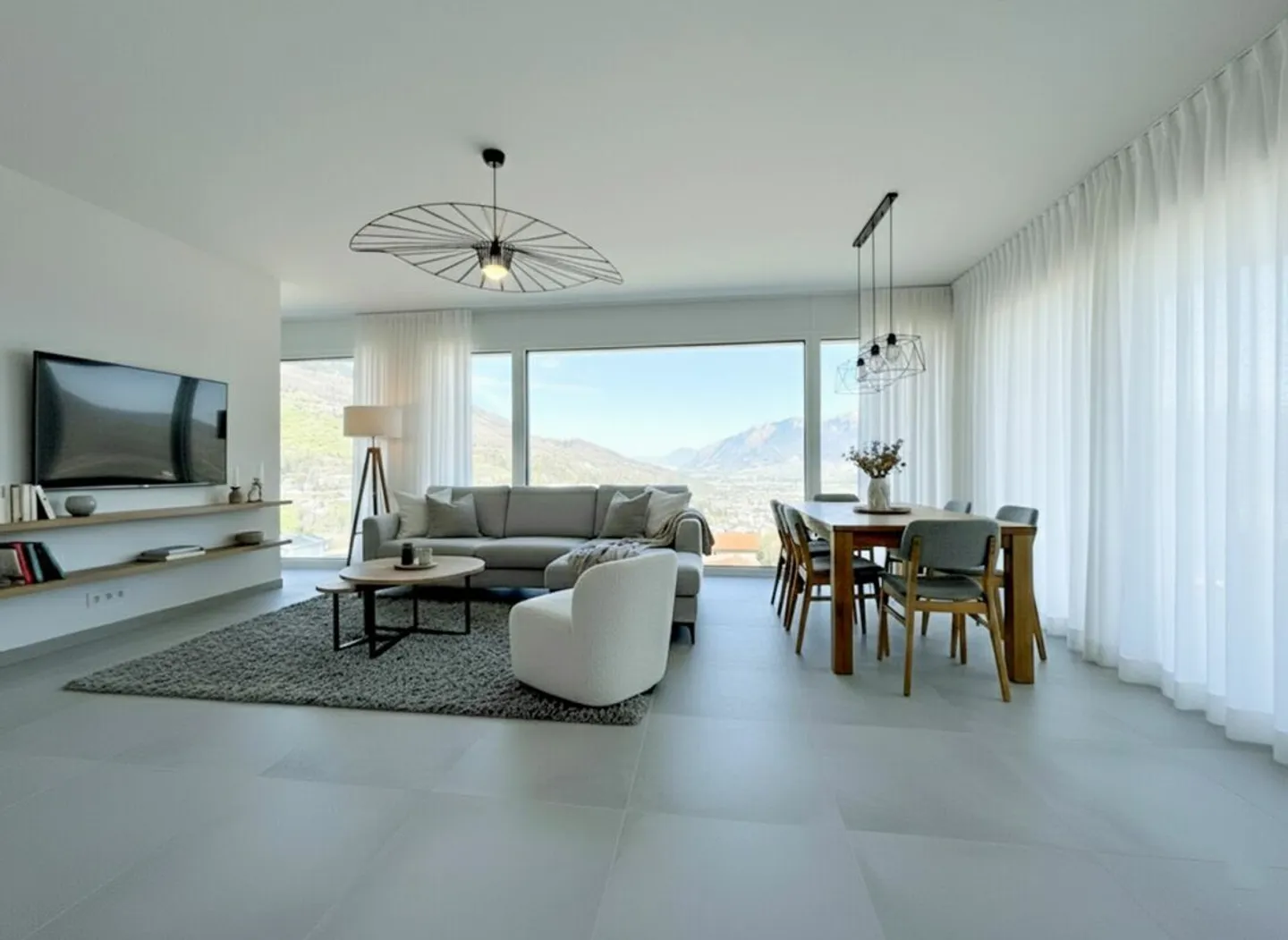 Individual villa with 4.5 rooms and beautiful view of the plain. - Photo 1 of 12