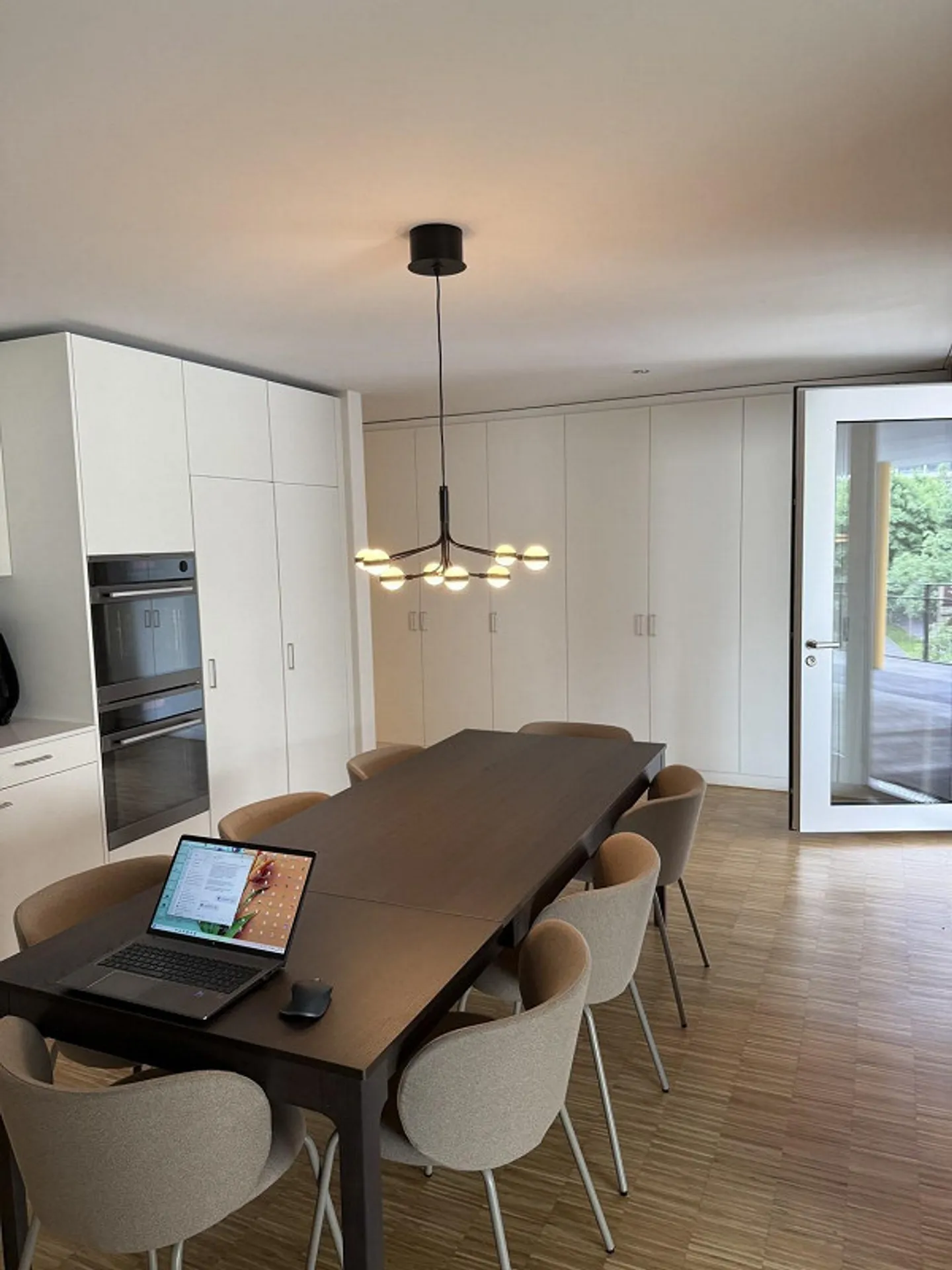 Grande chambre moderne en colocation dans le quartier d'Aescherbach à Aarau, en emplacement central pour étudiants et jeunes professionnels - Photo 4 sur 13