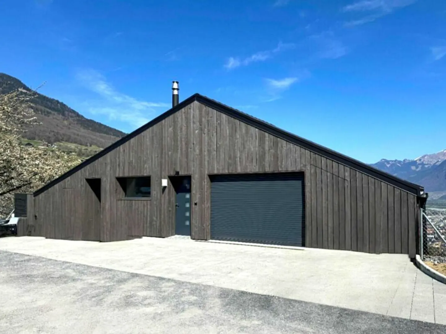 Individual villa with 4.5 rooms and beautiful view of the plain. - Photo 7 of 12