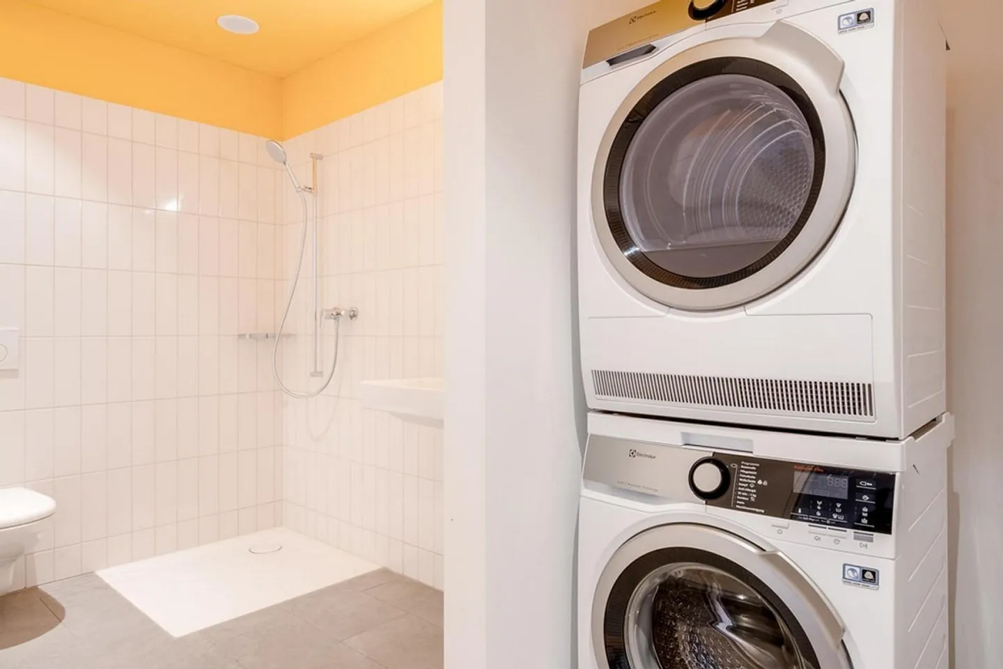 Grande chambre moderne en colocation dans le quartier d'Aescherbach à Aarau, en emplacement central pour étudiants et jeunes professionnels - Photo 5 sur 13