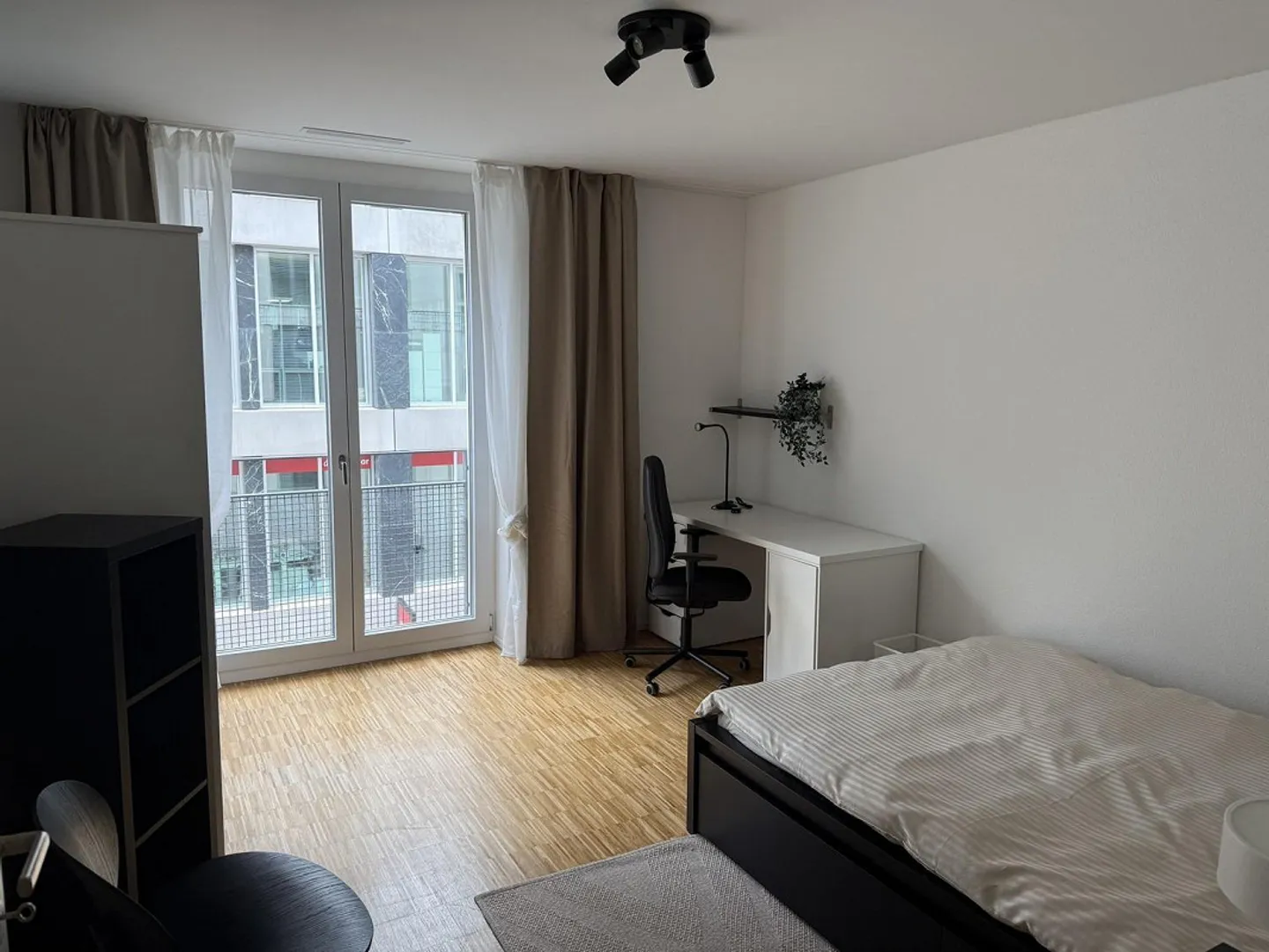 Grande chambre moderne en colocation dans le quartier d'Aescherbach à Aarau, en emplacement central pour étudiants et jeunes professionnels - Photo 9 sur 13