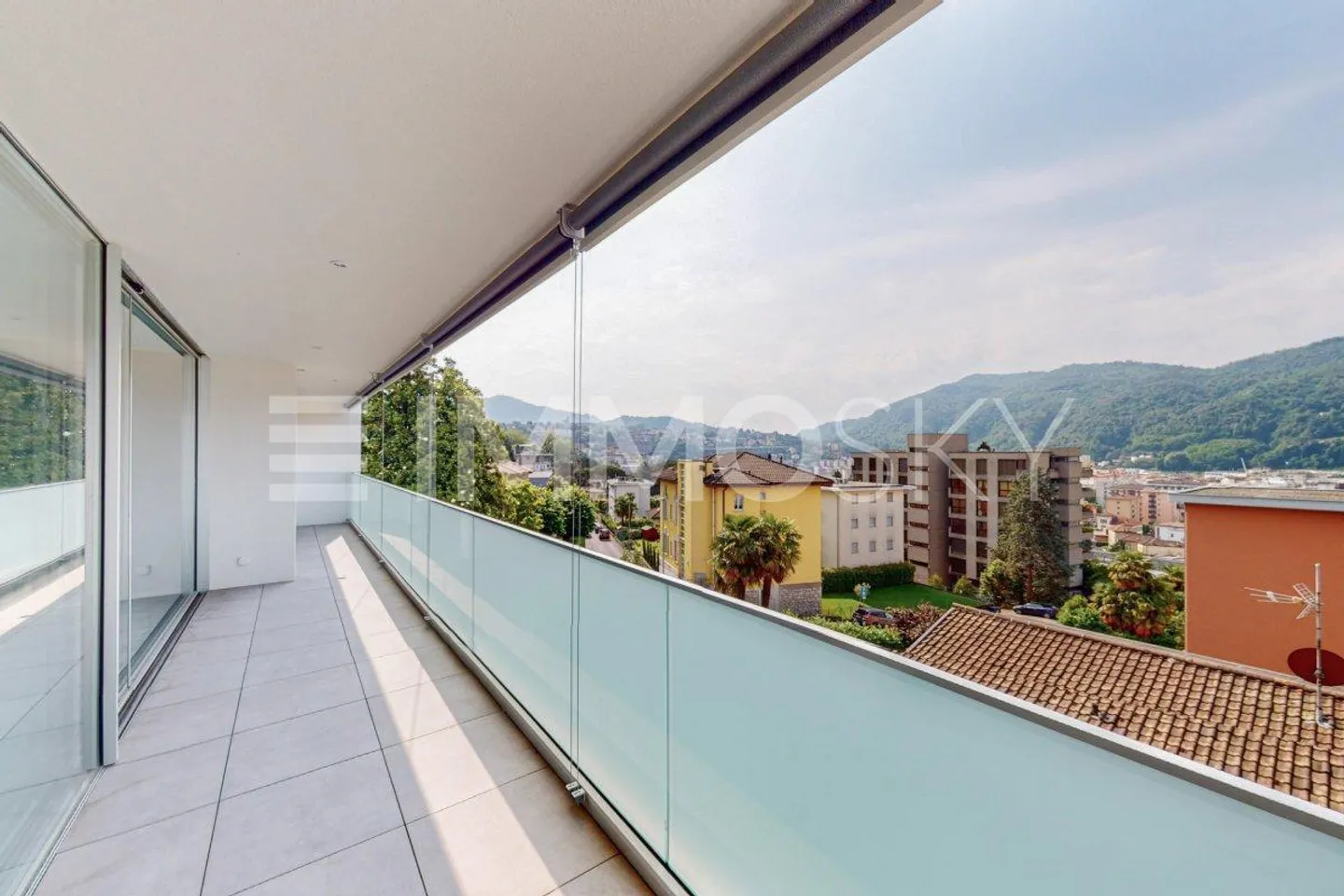 Appartamento attico con soggiorno luminoso e confortevole in un nuovo edificio - Foto 1 di 5