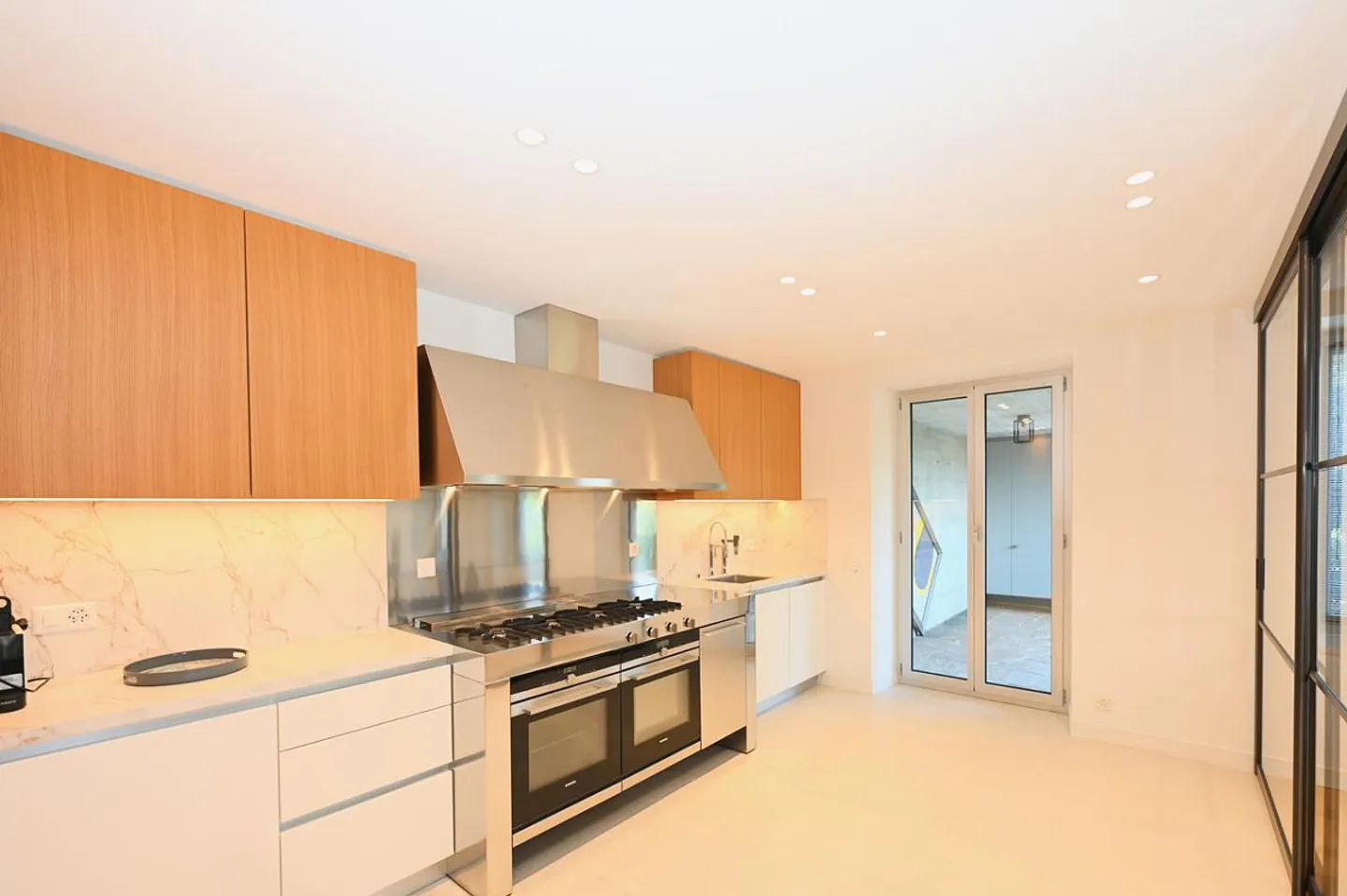Appartement Meublé Élégant avec Vue Panoramique à Porza - Photo 8 sur 16