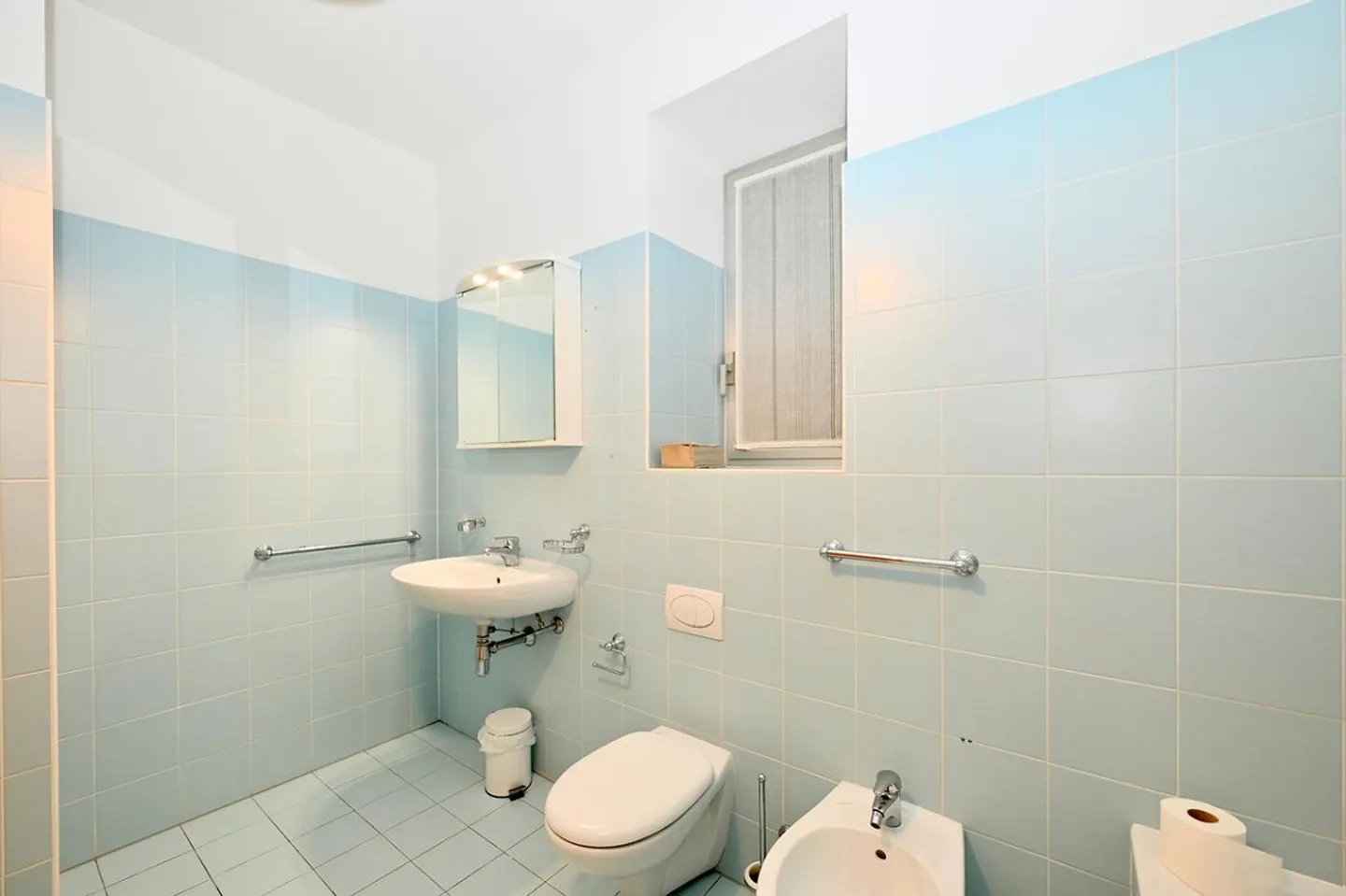 Appartement Meublé Élégant avec Vue Panoramique à Porza - Photo 13 sur 16
